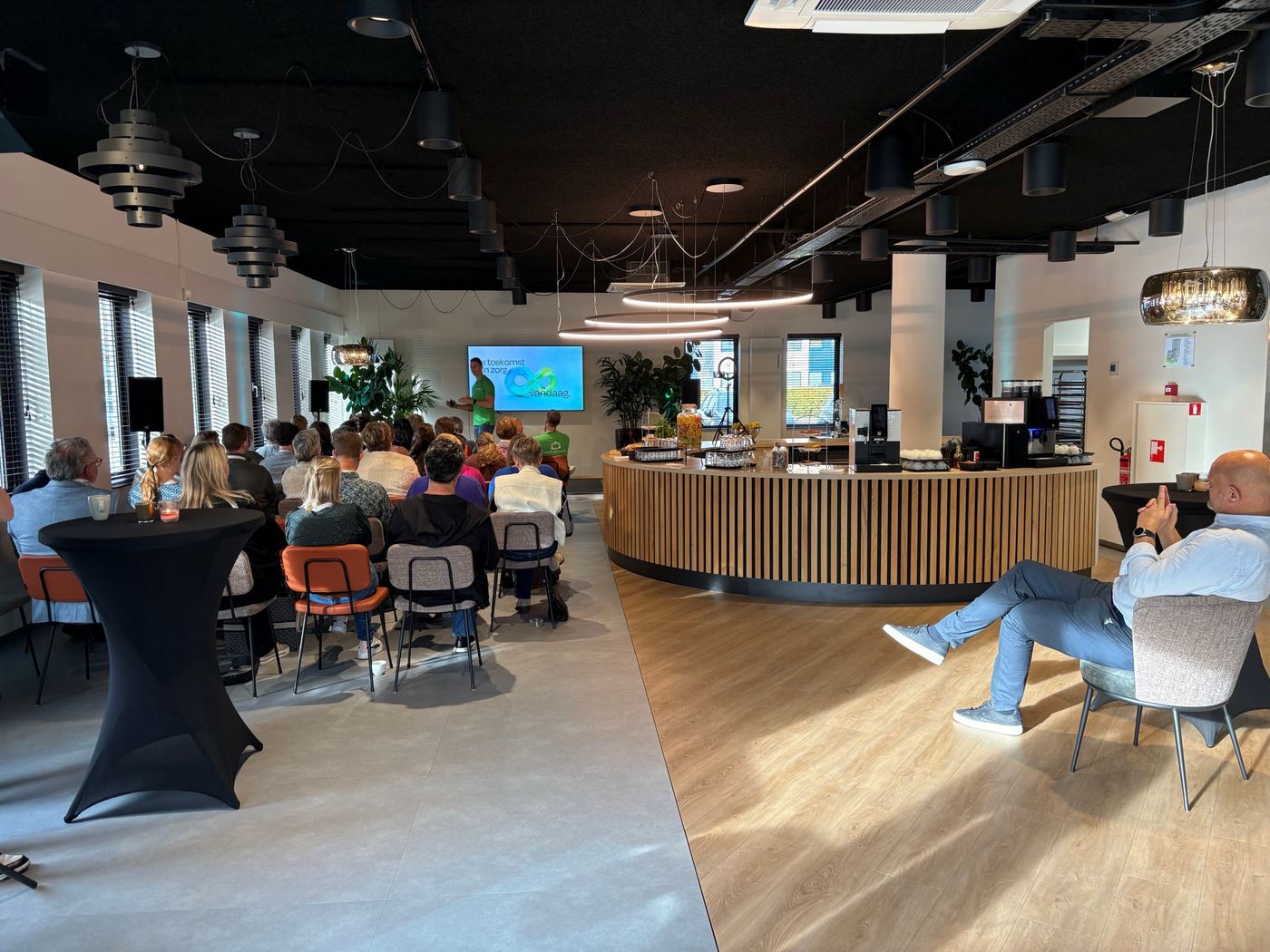 De zaal tijdens CareConnections Connect, deelnemers luisteren naar een presentatie