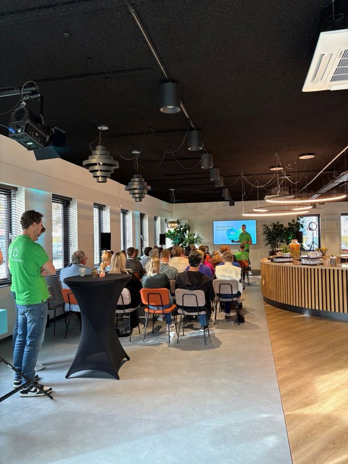 De zaal tijdens een presentatie, gezien vanaf de zijkant